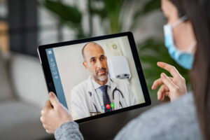 veterinario en tablet hablando con mujer consulta en videoconferencia
